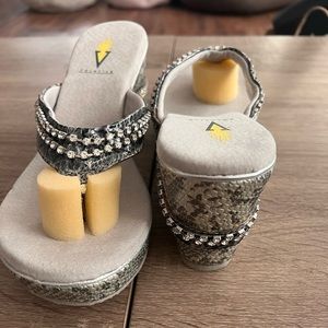 Volatile sandals size 8 new without box